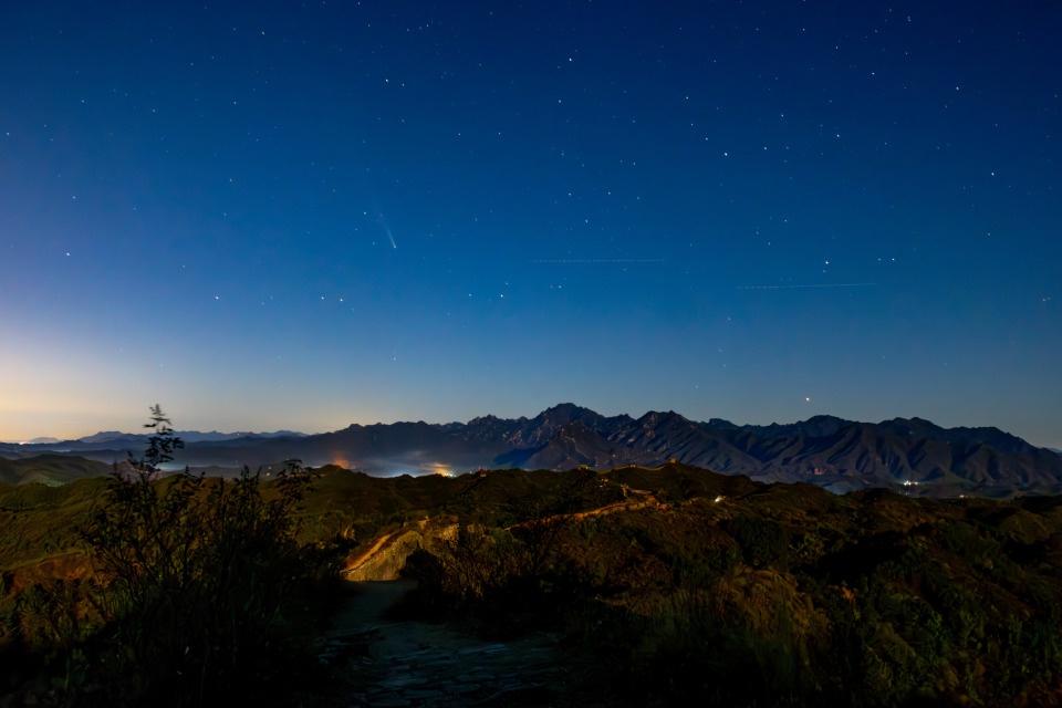 6 万年一遇！紫金山-阿特拉斯彗星闪耀北京蟠龙山长城  第2张