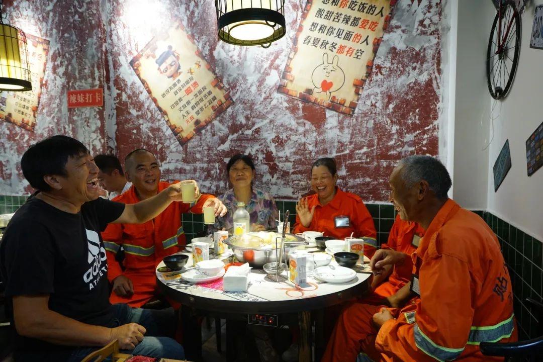 老板免费请困难人士和环卫工人吃饭，活该他生意好  第2张