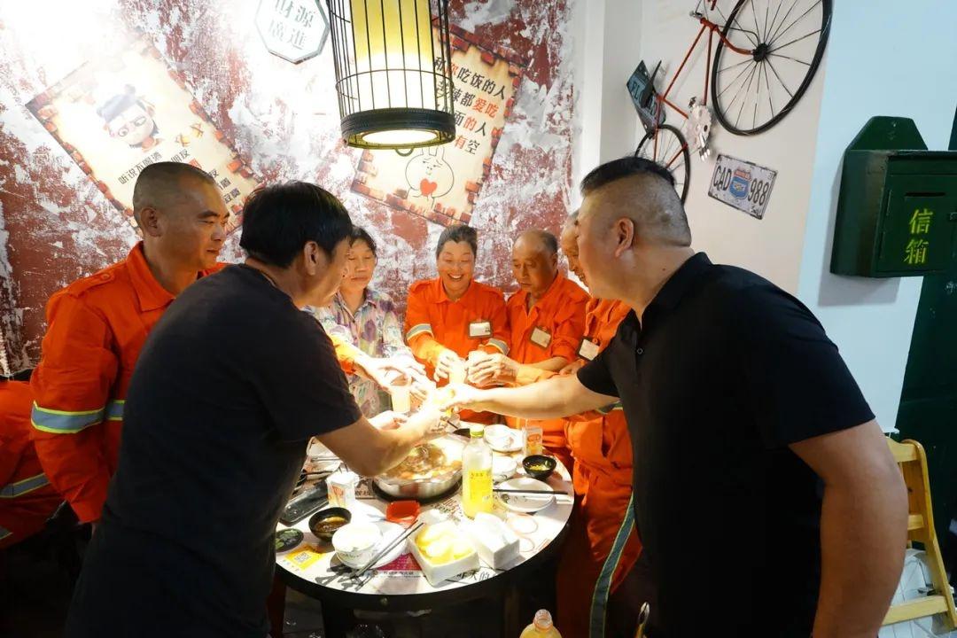 老板免费请困难人士和环卫工人吃饭，活该他生意好  第3张