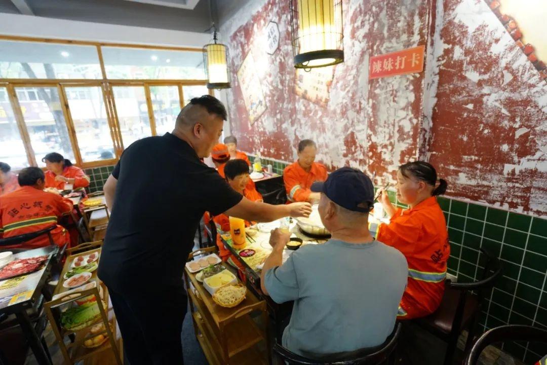 老板免费请困难人士和环卫工人吃饭，活该他生意好  第4张