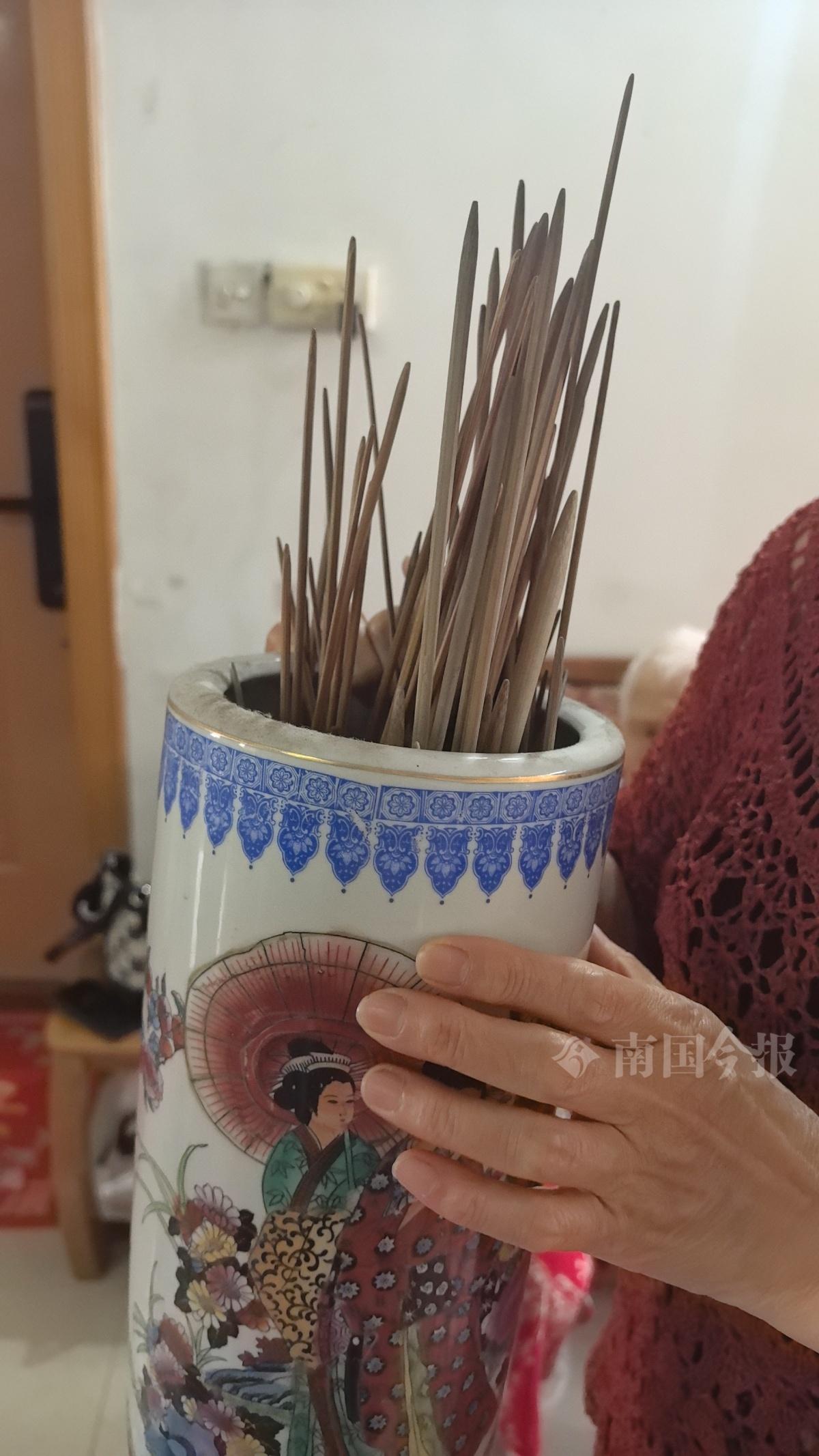 89 岁张奶奶用竹子削制棒针，为福利院孩子亲手织 20 件毛衣，背后原因令人动容  第2张