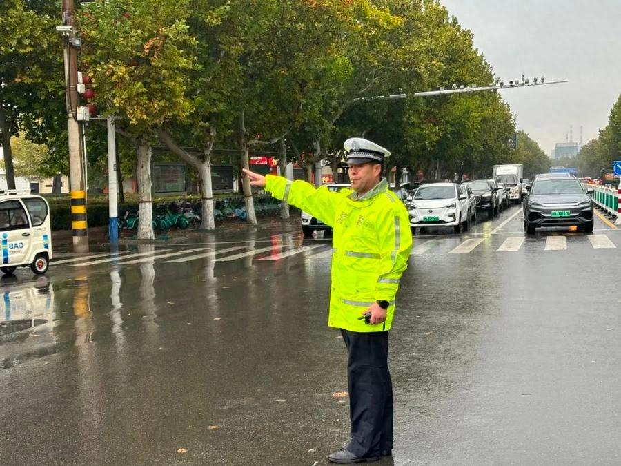 邹平交警雨中坚守，全力保障市民出行安全  第1张