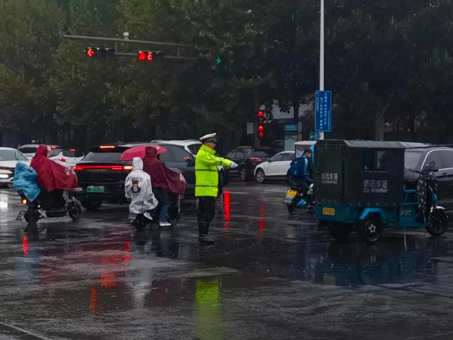 邹平交警雨中坚守，全力保障市民出行安全  第2张