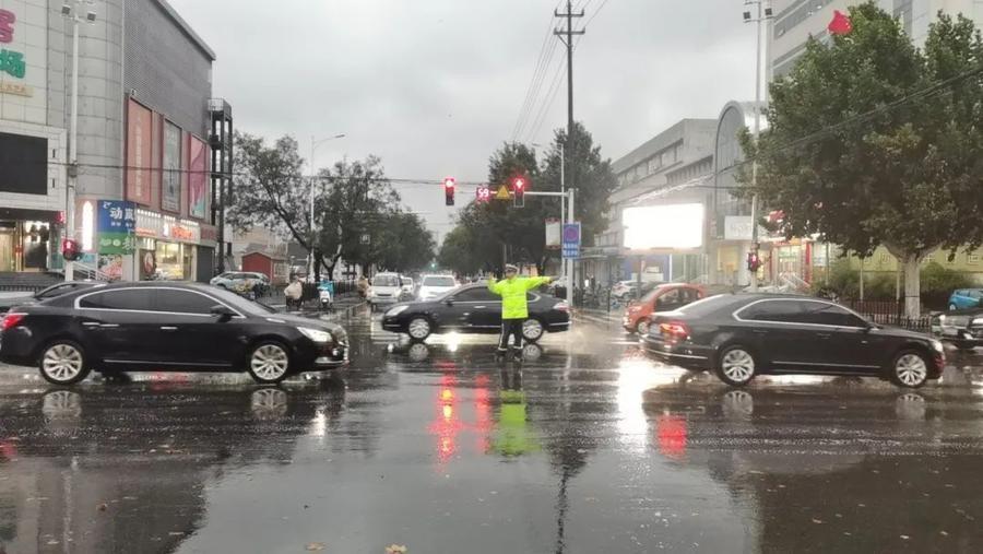 邹平交警雨中坚守，全力保障市民出行安全  第3张