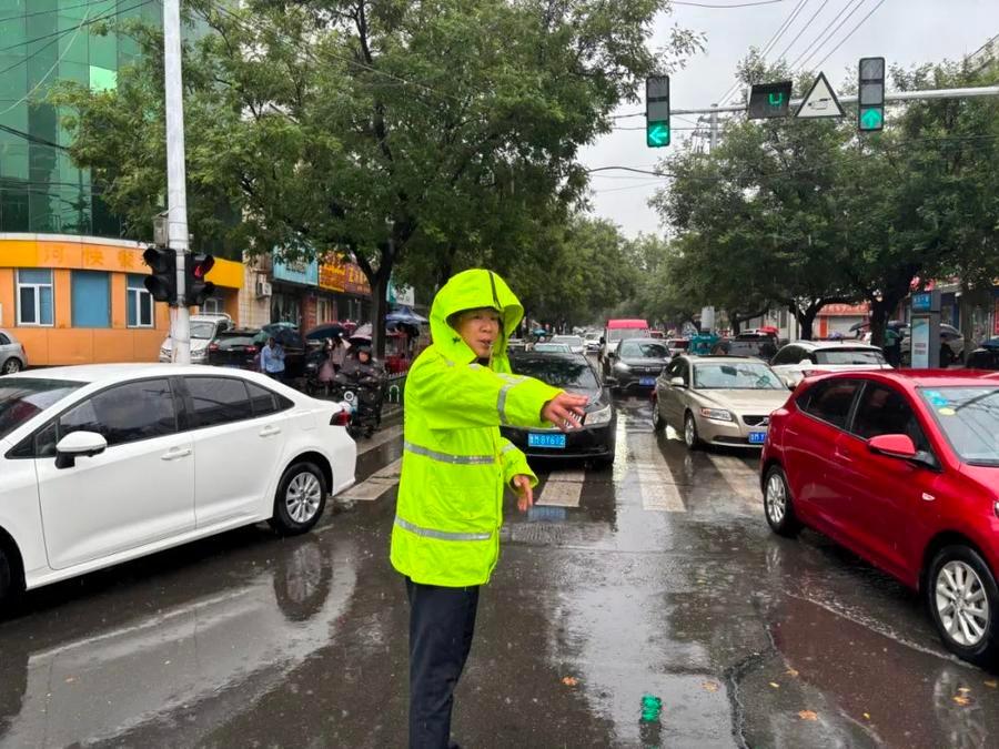 邹平交警雨中坚守，全力保障市民出行安全  第4张