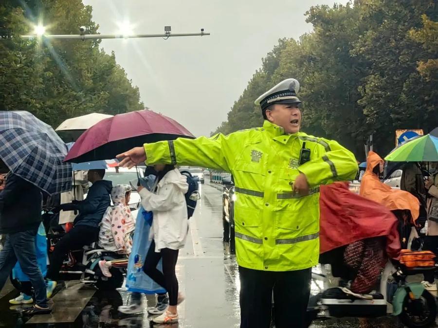 邹平交警雨中坚守，全力保障市民出行安全  第5张