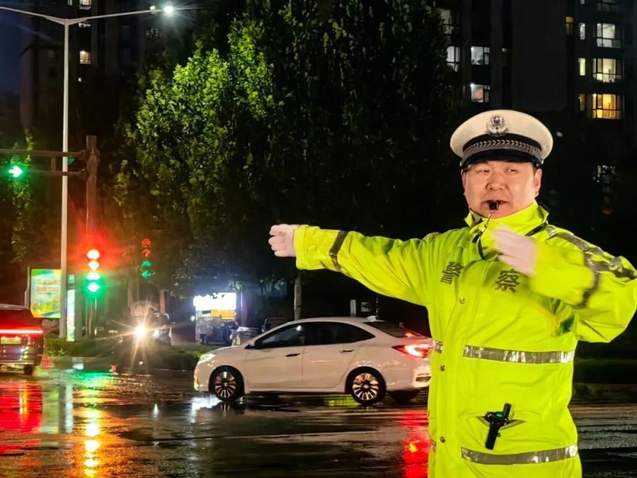 邹平交警雨中坚守，全力保障市民出行安全  第6张