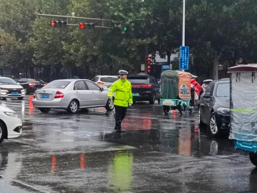 邹平交警雨中坚守，全力保障市民出行安全  第7张