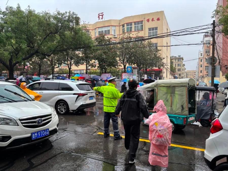 邹平交警雨中坚守，全力保障市民出行安全  第8张