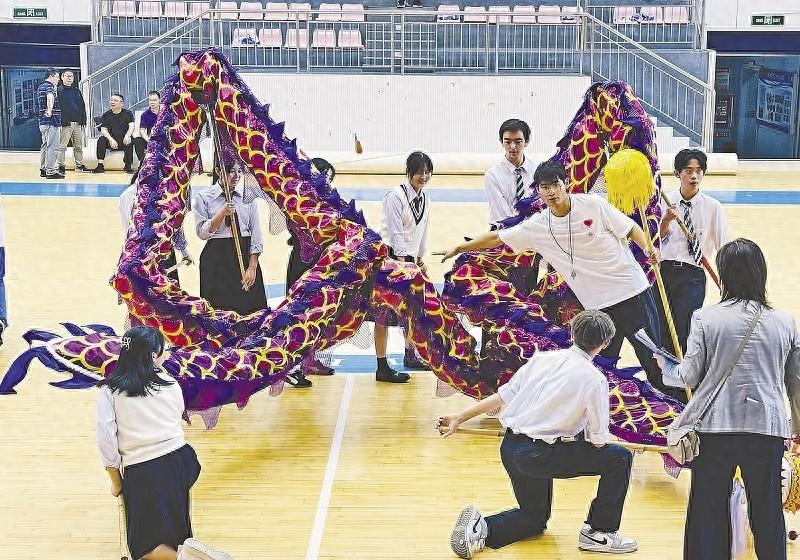 日本学生来益交流，舞龙、篮球、唱歌……中日高中生文化共鸣嗨翻天  第1张