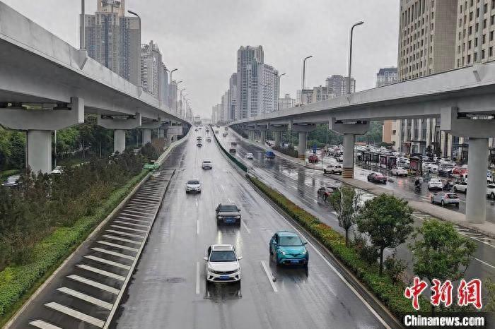 陕西迎降温降水天气，日平均气温降幅达 8-10℃，你准备好了吗？  第1张