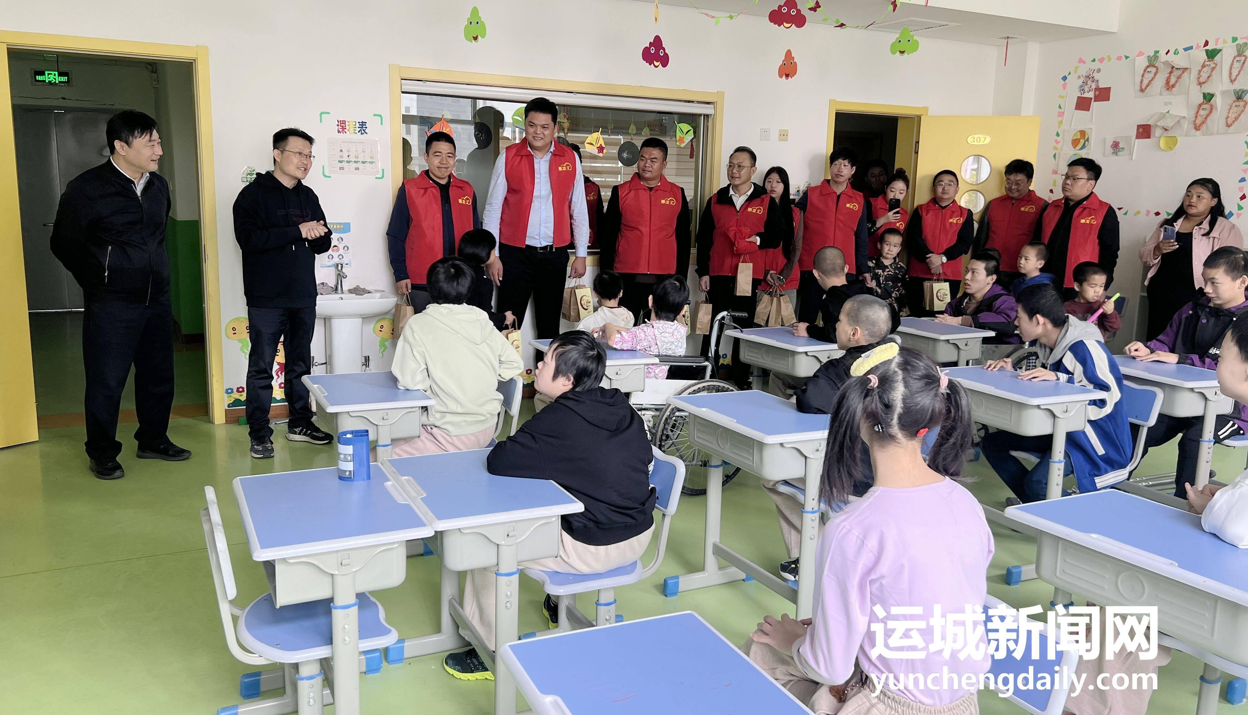 运城市民政局副局长卫鹏带领爱心人士慰问福利院孤残儿童，带来温暖与关怀  第2张