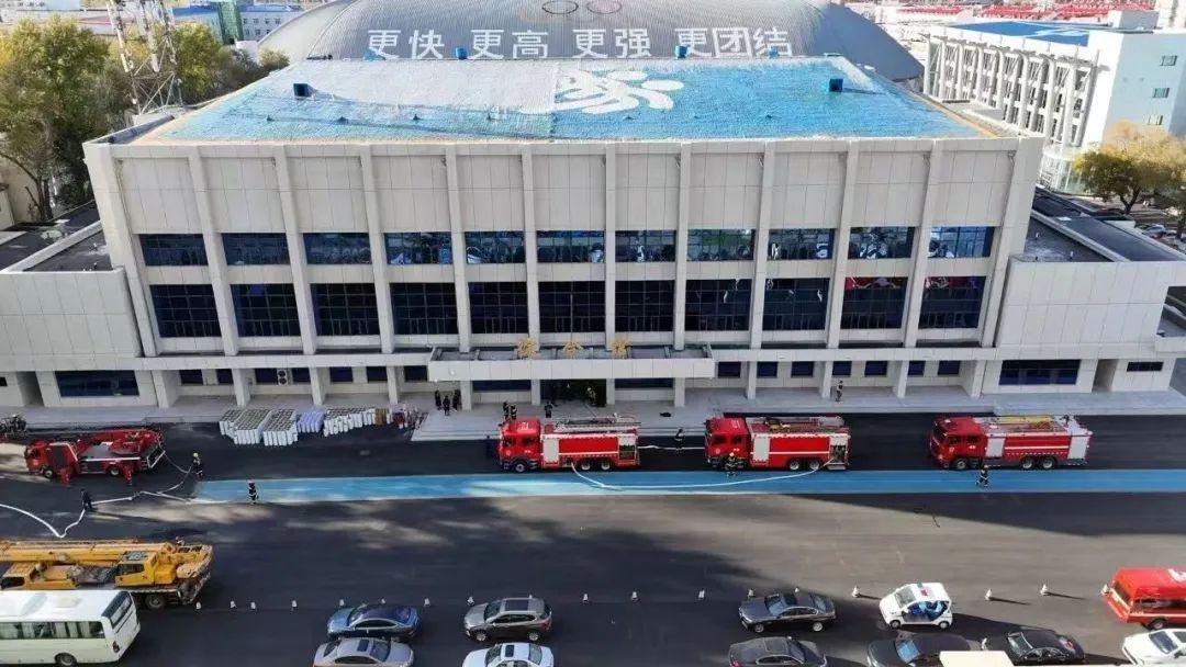 10 月 18 日，哈尔滨消防救援支队开展亚冬会场馆实战演练，22 台消防车、85 人参加  第5张