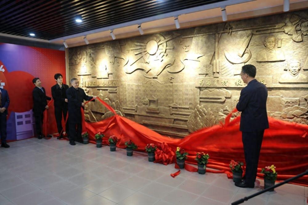 青岛一中百年校庆，六届校长书记齐登台，校友师生共襄盛举  第1张