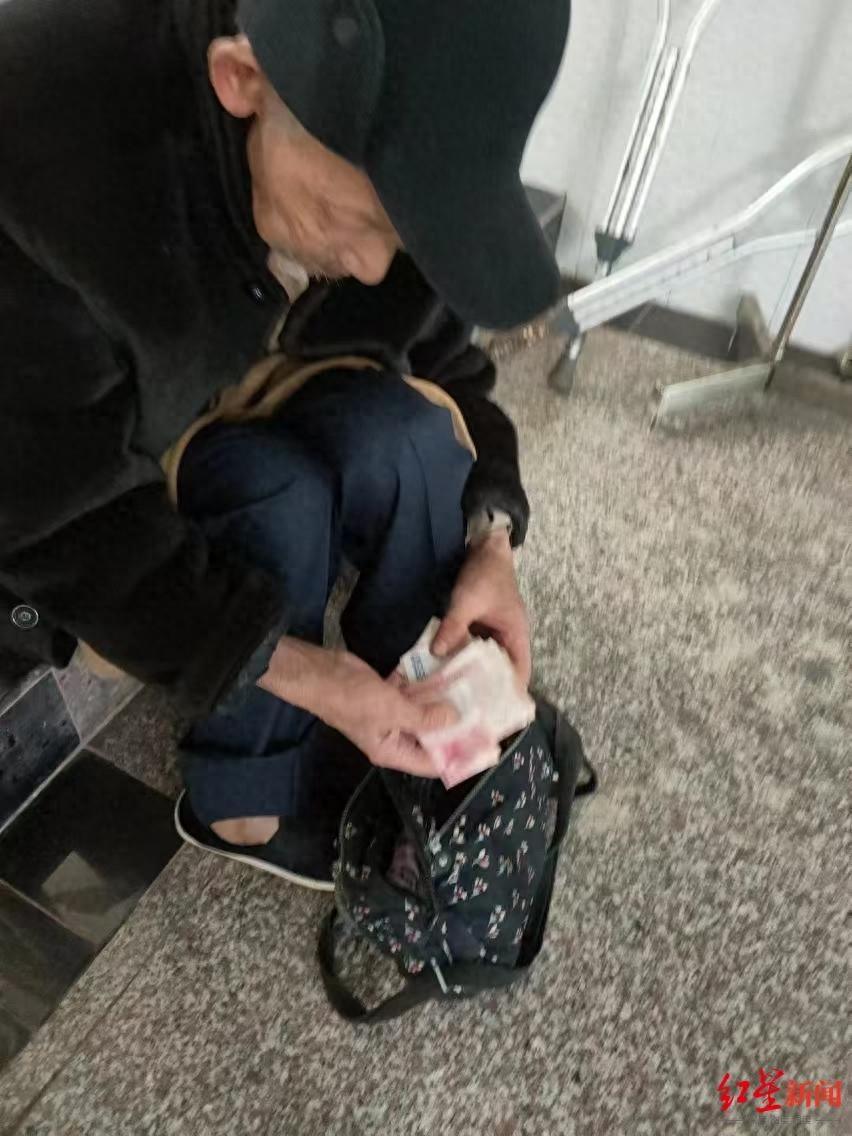 八旬五保户老人丢钱，七旬老太捡到后喊破喉咙，结局太暖了  第1张