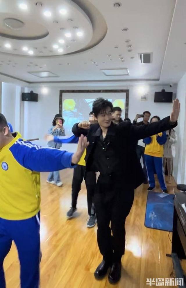 黄晓明现身青岛福利院，捐赠 10 万物资并与孩子们共舞  第3张