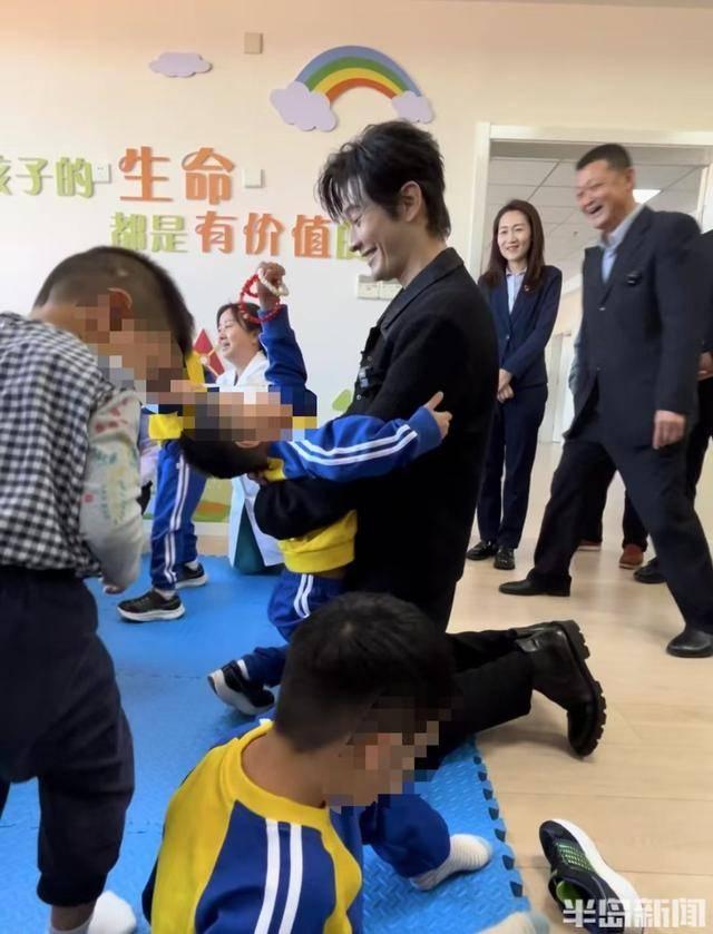 黄晓明现身青岛福利院，捐赠 10 万物资并与孩子们共舞  第5张