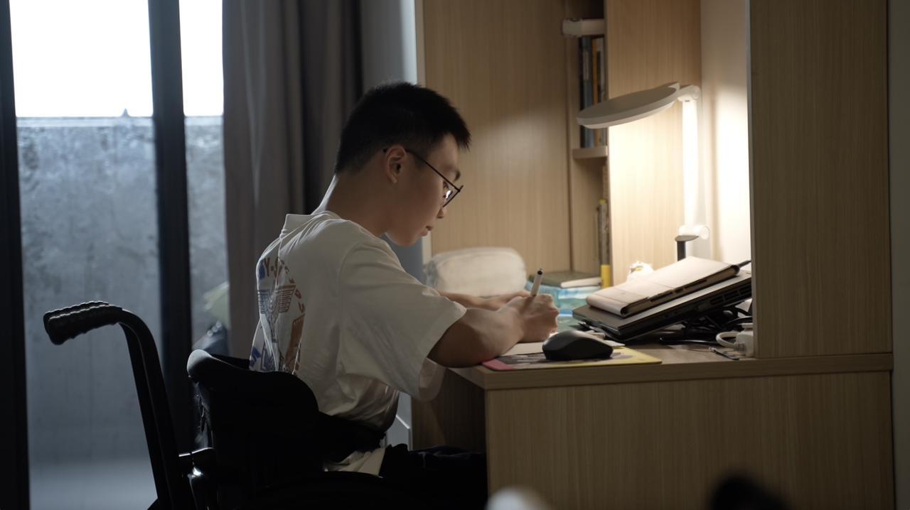18 岁轮椅少年的大学梦：绘画点亮人生，坚持成就未来  第2张