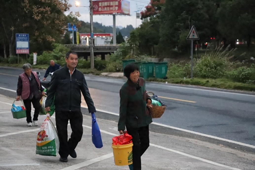歙县公交变身卖菜专车，1 路公交成菜农专列  第1张