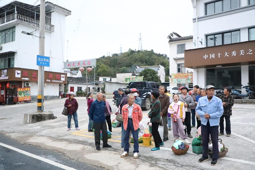歙县公交变身卖菜专车，1 路公交成菜农专列  第2张