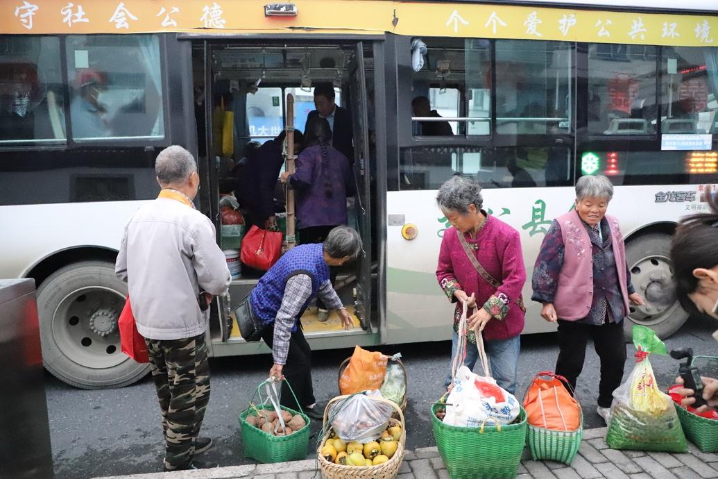 歙县公交变身卖菜专车，1 路公交成菜农专列  第3张