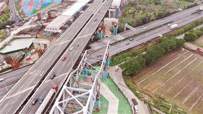 2400 吨重的钢铁巨人以每天 8-10 米的速度上跨甬台温高速，你见过吗？