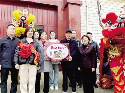 好媳妇搀着婆婆来领奖，王村镇表彰会彰显文明家庭风采