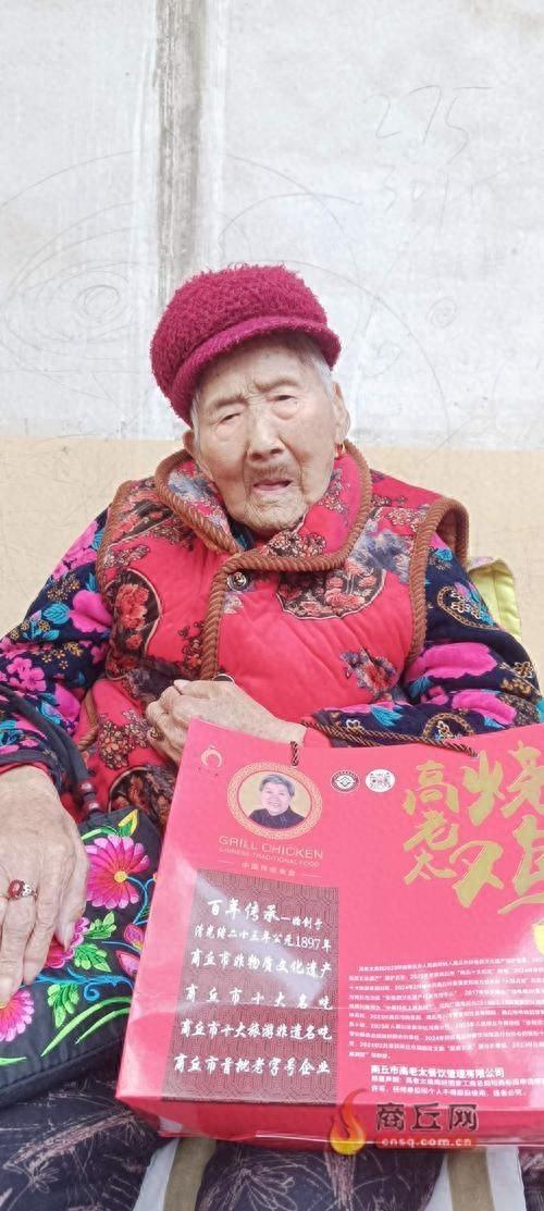 百岁老人痴迷花衣裳，这背后的原因令人惊叹