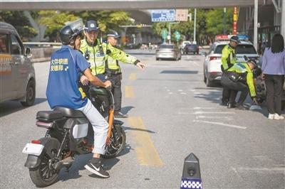 金沙洲大桥非机动车乱象得到改善，交警设点查车整治违法行为  第1张