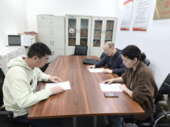 集体协商新突破！鼓楼区总工会助力来伊份食品有限公司签订 2025 年工资集体合同
