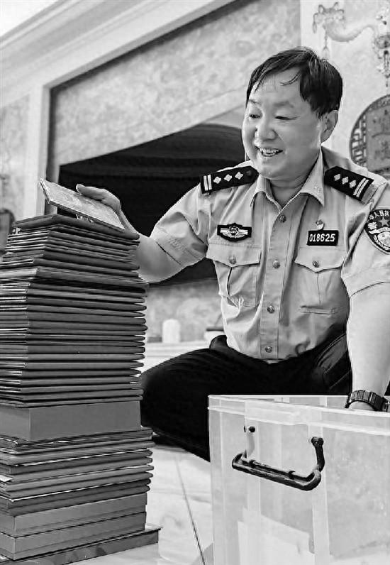 56 岁警察爱好广泛，写反诈脱口秀堪比网红，还曾立过 7 次功