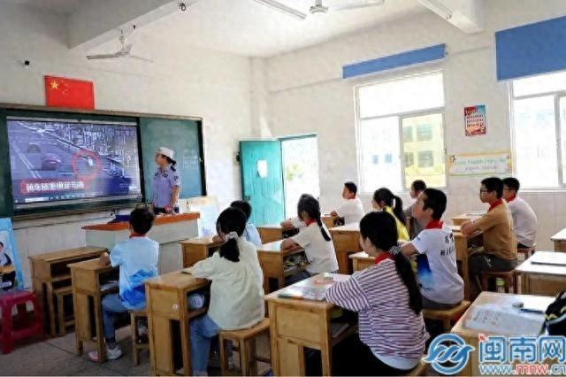 12 月 2 日全国交通安全日，长泰公安交警宣传小分队深入校园，为学生保驾护航  第1张