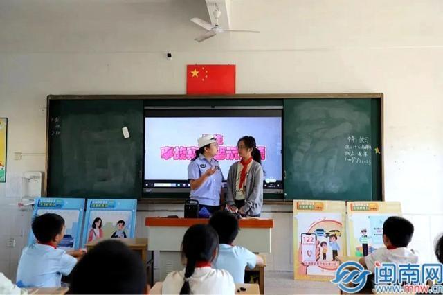 12 月 2 日全国交通安全日，长泰公安交警宣传小分队深入校园，为学生保驾护航  第2张