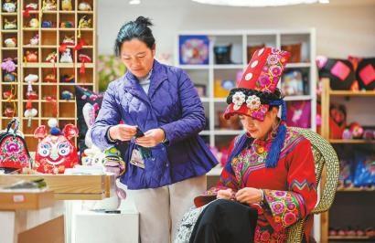 11 月 18 日，理县桃坪村：一个拥有绚烂景色、特色农产品和古朴羌绣的世外桃源  第7张