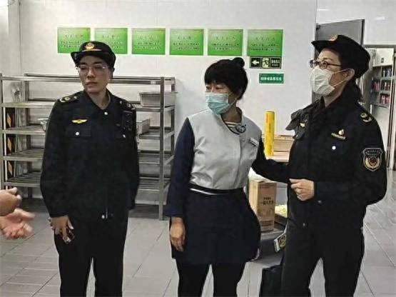 宝山区友谊路市场监督管理所开展食品安全宣传活动，你点我检，守护市民舌尖上的安全