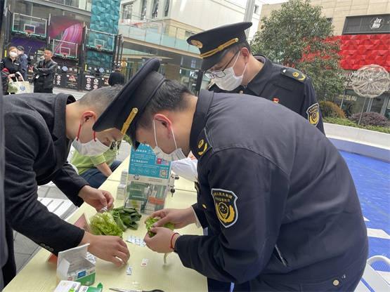宝山区友谊路市场监督管理所开展食品安全宣传活动，你点我检，守护市民舌尖上的安全  第3张