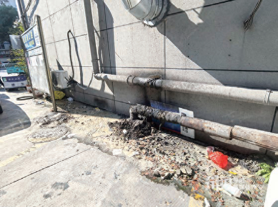 大桥新村西侧道路油污横流，恶臭扑鼻，谁来管？  第1张