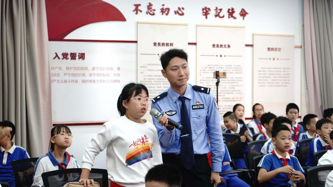 莲花街道联合深圳监狱开展反欺凌、防犯罪主题宣讲活动，护航青少年健康成长  第3张