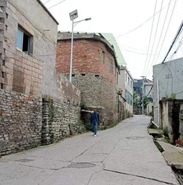 十年烂路终换新颜，居民出行不再忧心！云岩区杨惠街道大凹村移民村寨道路改造获赞