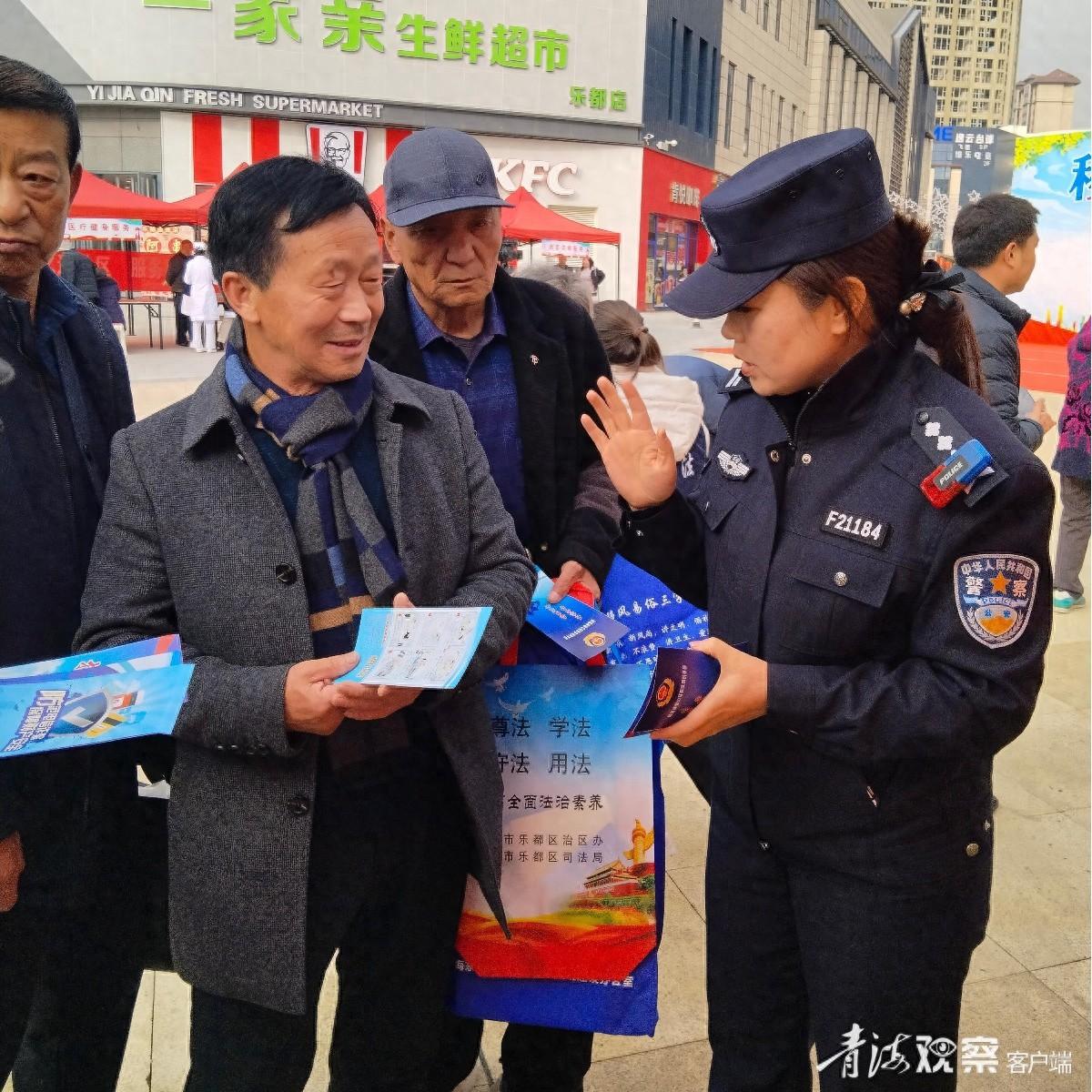 警惕！海东市乐都区民警深入商业区，揭露电信网络诈骗真相  第1张