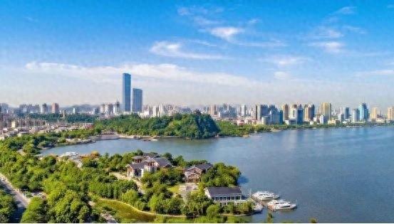 镇江逐绿前行，绘就水画卷，绿色转型之路越走越宽