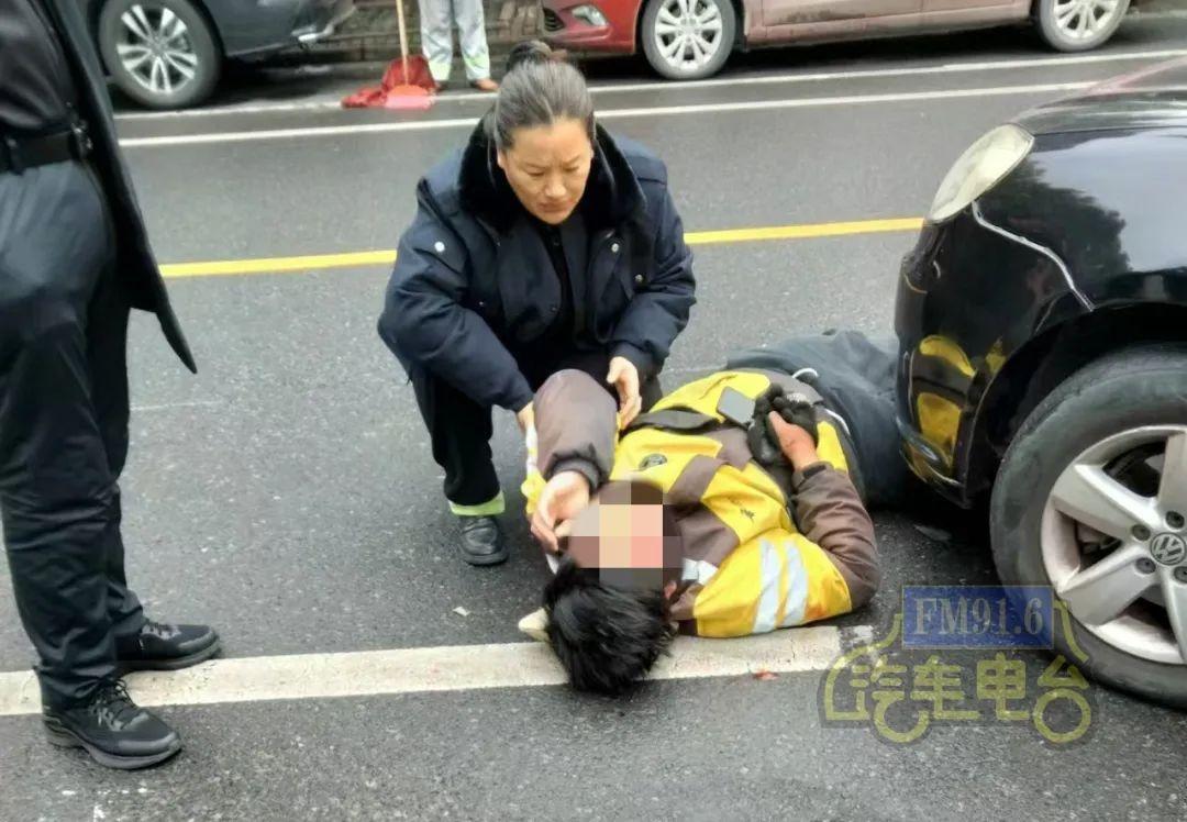 外卖小哥被车撞倒，热心女士紧急救援  第2张