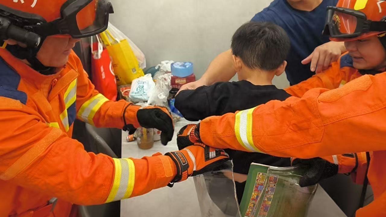 暖心！深圳一小孩被卡收纳桶，消防员巧用工具成功营救  第1张