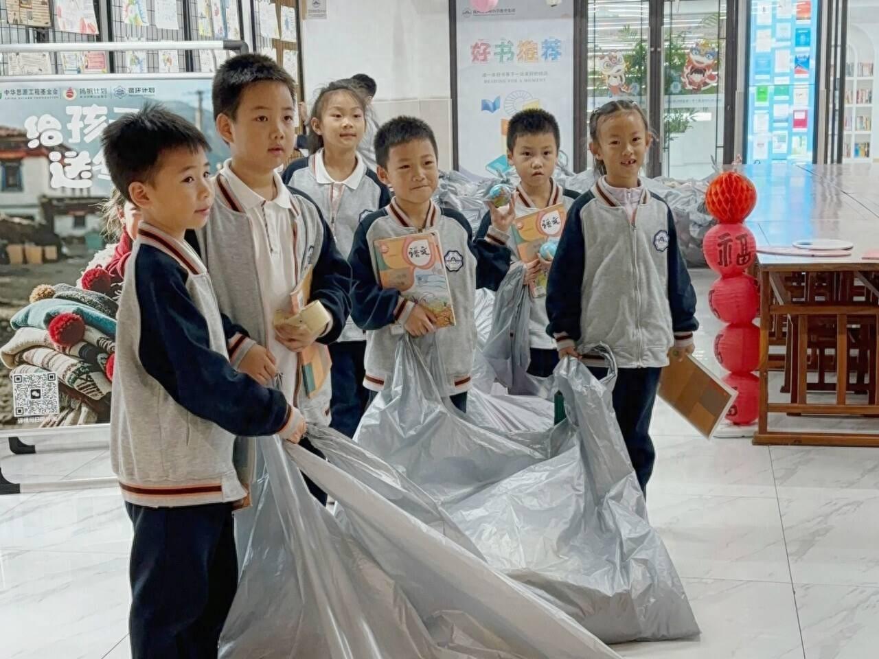 近 3000 件衣物！杭州这群孩子的爱心，温暖了甘孜藏区的寒冬