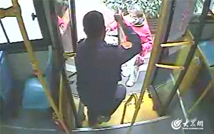 公交司机暖心等待，乘客小跑上车致谢，满满正能量感动众人