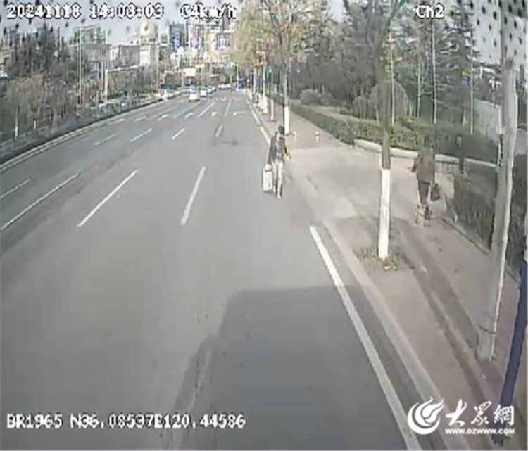 公交司机暖心等待，乘客小跑上车致谢，满满正能量感动众人  第2张