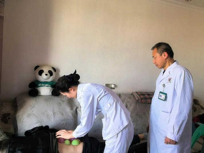 中医治疗显奇效，胥大爷腰伤痊愈，医护团队上门家访送健康  第2张