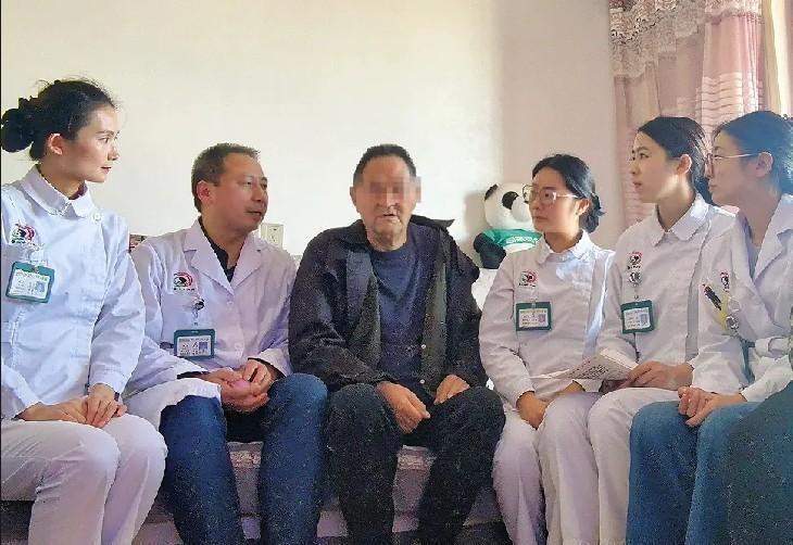 中医治疗显奇效，胥大爷腰伤痊愈，医护团队上门家访送健康  第3张
