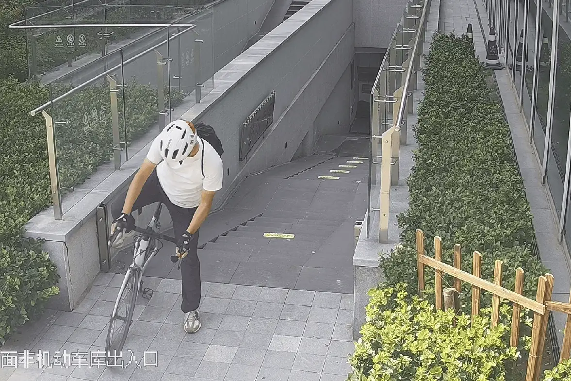 男子潜入地下车库，骑走万元自行车狂飙 17 公里，2 小时后被警方抓获  第2张