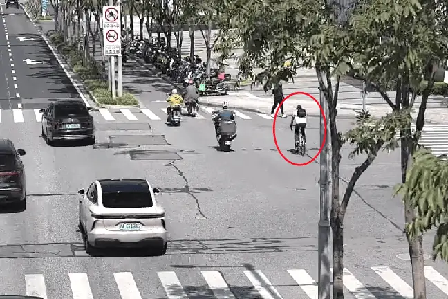 男子潜入地下车库，骑走万元自行车狂飙 17 公里，2 小时后被警方抓获  第3张